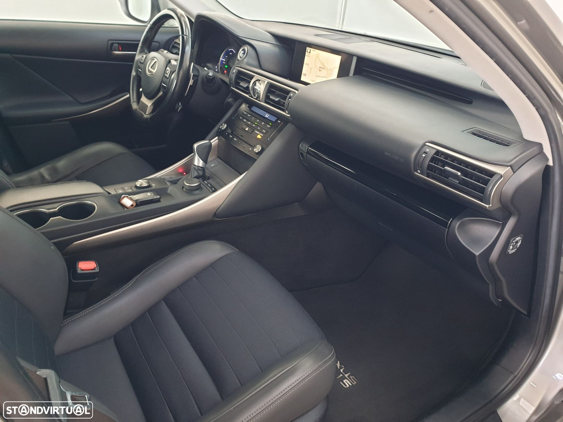 Lexus IS 300H Sport Edition - 26