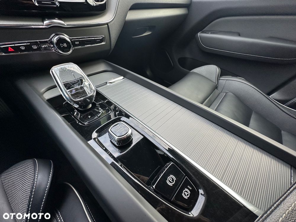 Volvo XC 60 B4 B Plus Dark - 36