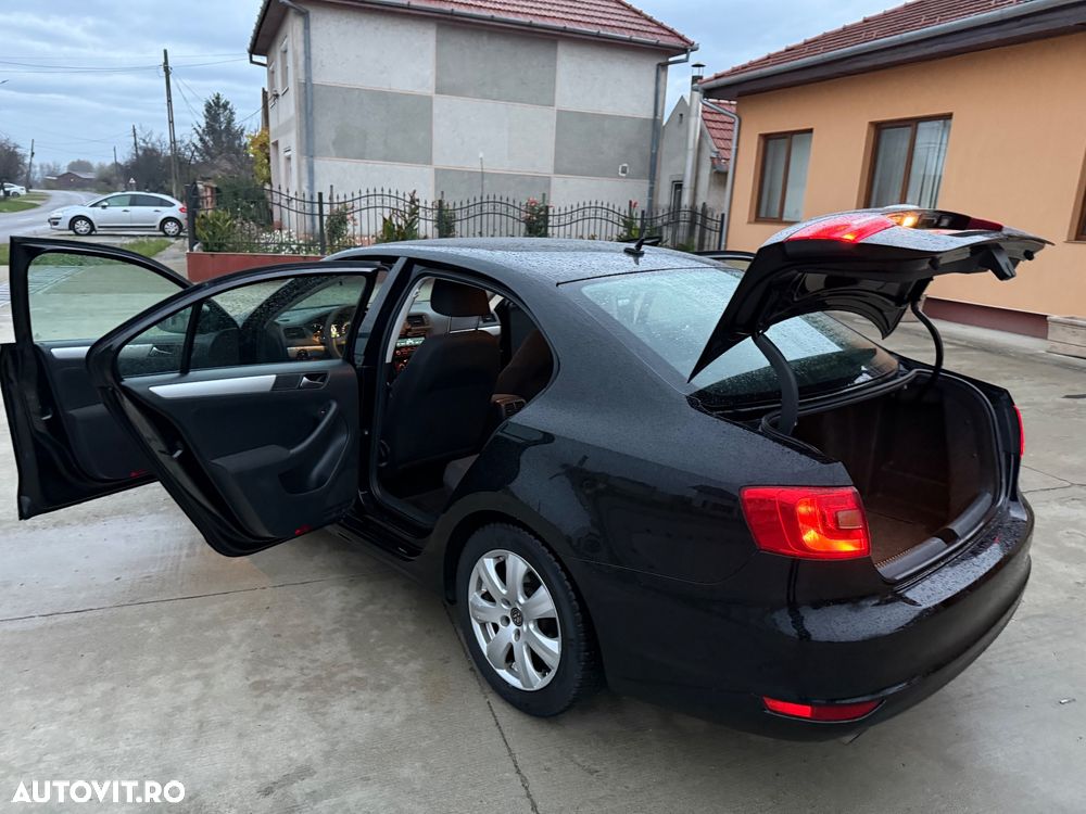 Volkswagen Jetta 1.6 TDI Blue Motion Technology Comfortline - 25