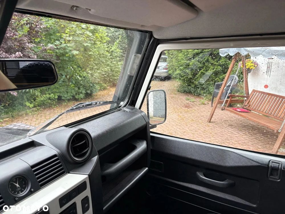 Land Rover Defender 110 SE - 28