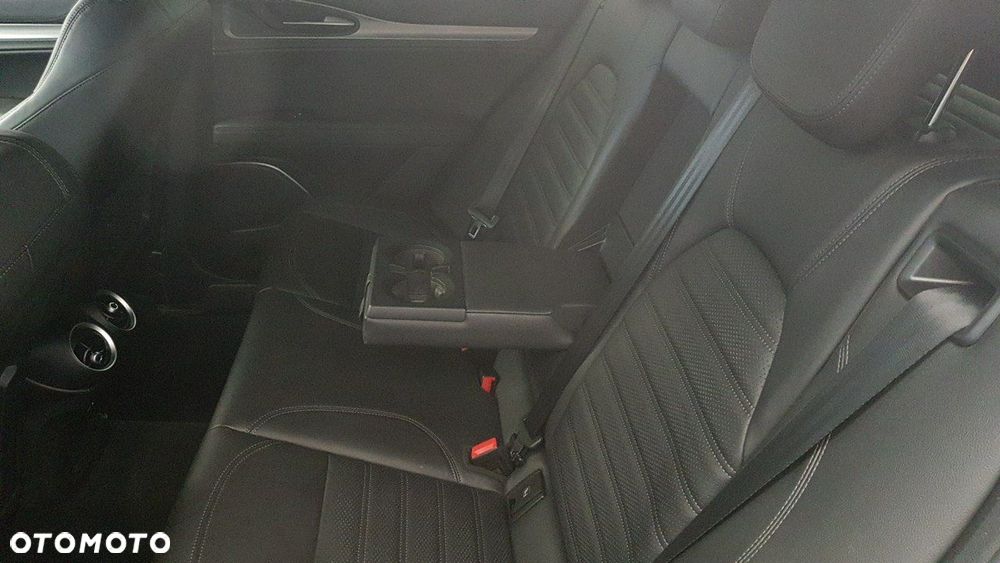 Alfa Romeo Stelvio - 16
