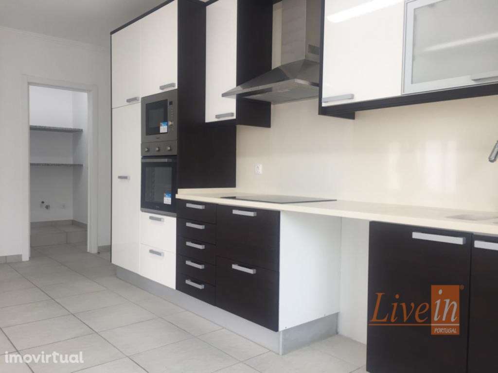 Moradia T3+1 Remodelada com Vista de Mar Junto ao Centro da Vila da... - Grande imagem: 3/24