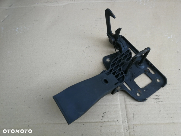 Rygiel zamek maski Audi A4 B8 8T0823480