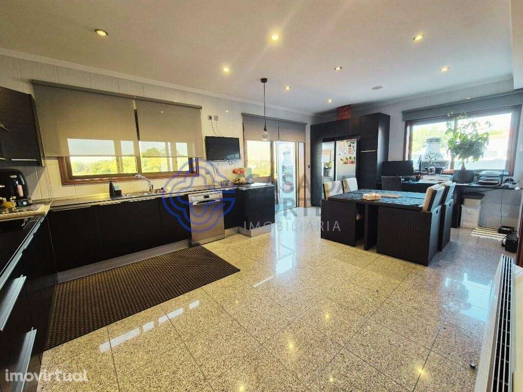 Duplex T3 com Terraço Amplo – Excelentes Áreas e Luminosidade - Grande imagem: 2/24