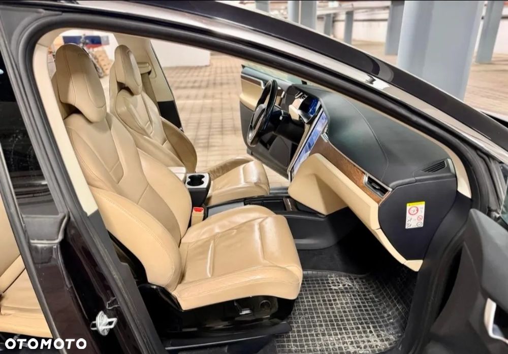 Tesla Model X - 21