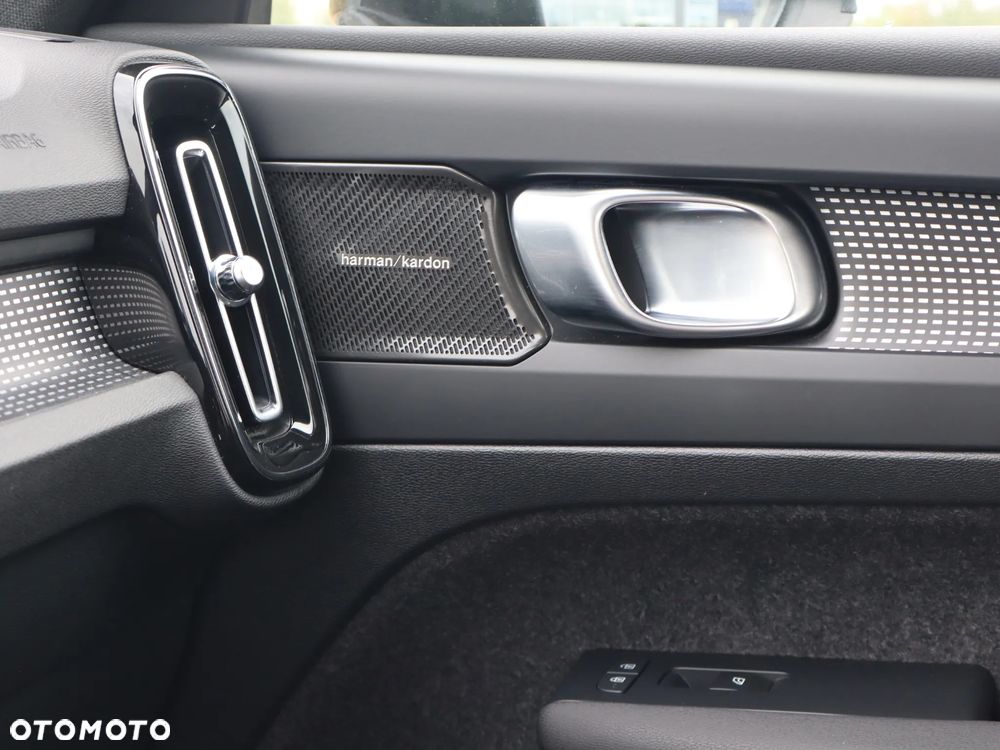 Volvo XC 40 B3 Plus Dark - 25