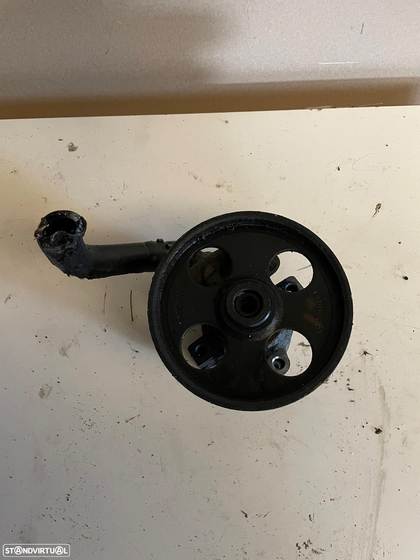 Bomba direção assistida Peugeot 306 2.0 HDI, ano 2000 - 1