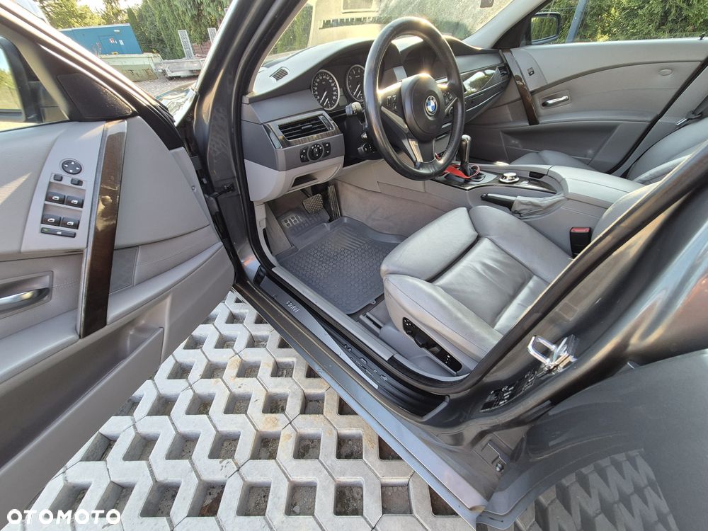 BMW Seria 5 545i - 15