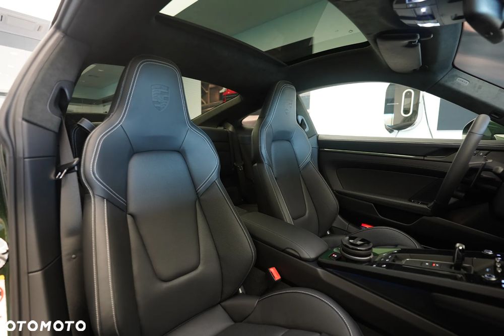 Porsche 911 Carrera 4 GTS - 13