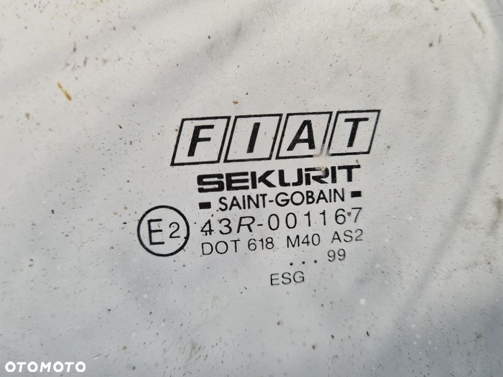 FIAT 126P SZYBA KAROSERYJNA TYŁ PRAWA - 2