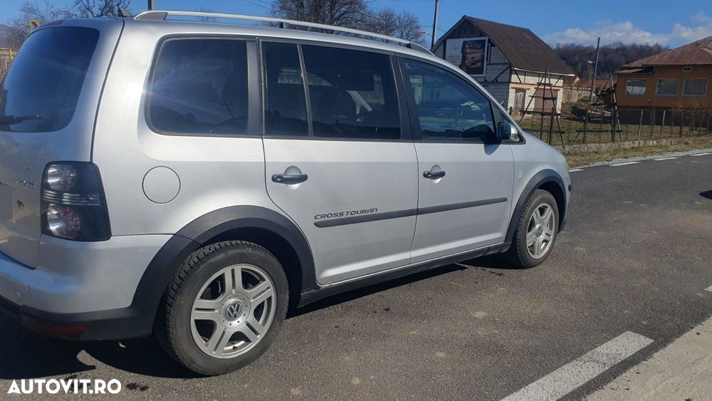 Volkswagen Touran 2.0 TDI DPF Cross - 4