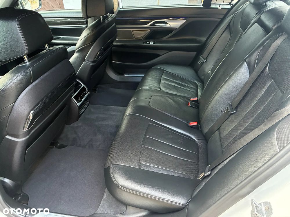 BMW Seria 7 740Li - 30