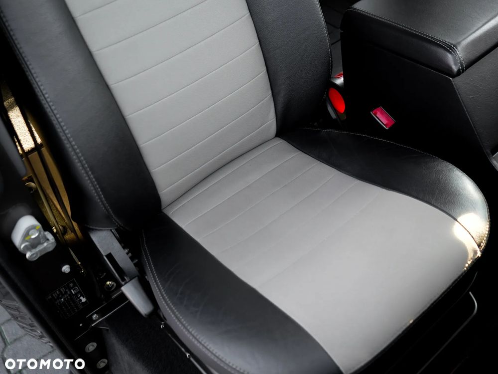 Land Rover Defender 2.4 TD4 HCPU S - 28