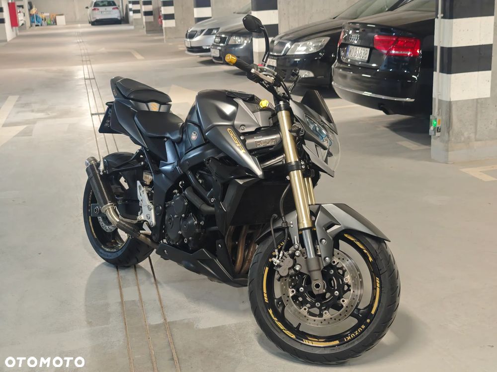 Suzuki GSR - 7