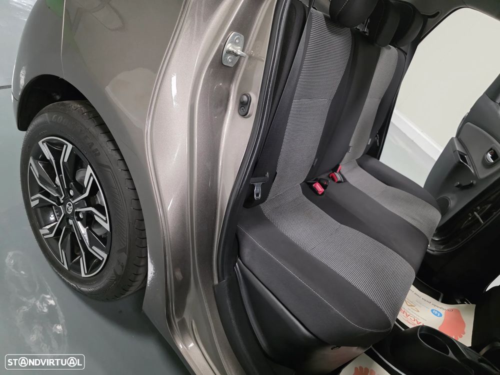 Toyota Yaris 1.5 HSD Comfort+P.Style - 32