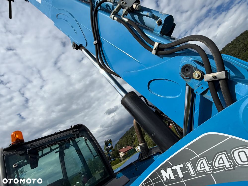 Manitou MT1440. Ładowarka Teleskopowa 14 metrów wysuw! UDŹWIG 4 TONY! Przebieg 2500 mtg. Maszyna jak Nowa z SALONU. 2017 rok. z Norwegii z Gospodarstwa rolnego! Silnik PERKINS Turbo 110 km. Aktualne Serwisy w Dekra. Nowy Model sterowane wszystko z 1 dżojstika. Ani deka luzów czy wycieku. OKAZJA! Jazda REWERS + 4 biegi. Skręt 3 tryby. Wyjście Hydrauliczne na maszcie, Poziomowanie ośi stabilizatory! Wyjścia Hydrauliczne na maszt! Okazja Ani deka luzów i wycieków. Wersja Norweska. Wielka Okazja  Opony jak Nowe! - 27