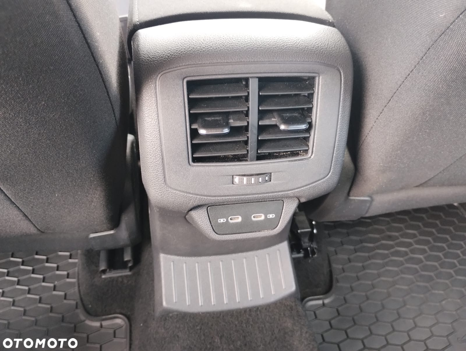 Volkswagen T-Roc - 17