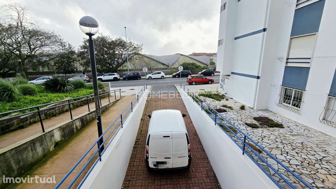 Loja com dois pisos, localizada em frente à Estação da CP da Rinchoa - Grande imagem: 5/11