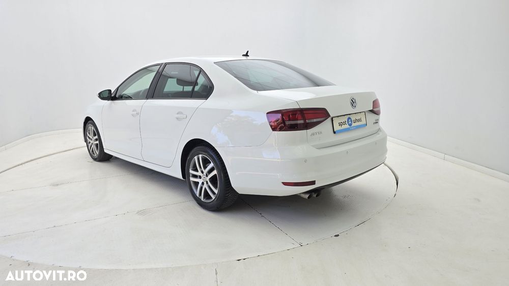 Volkswagen Jetta 2.0 TDI Highline - 9