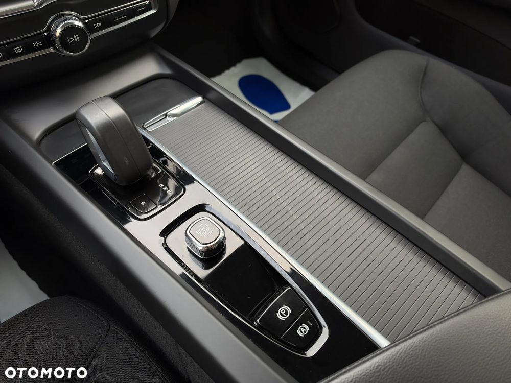 Volvo XC 60 B4 B Momentum Pro - 22