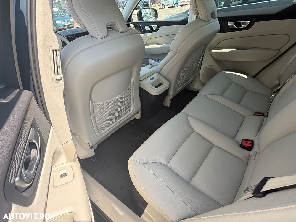 Volvo XC 60 B4 MHEV AT8 FWD R-Design - 10