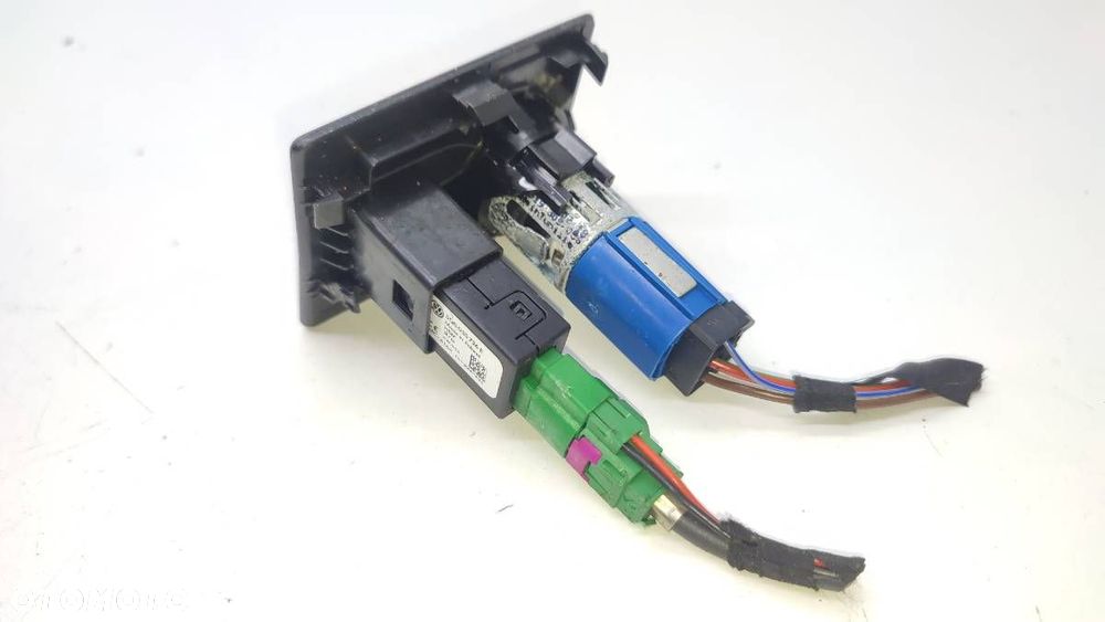 GNIAZDO PORT USB SKODA SUPERB III 5Q0035726 - 3