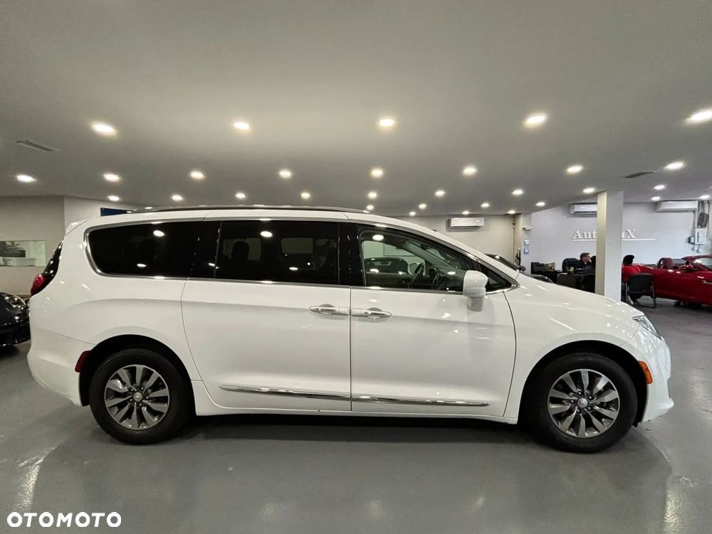 Chrysler Pacifica - 8