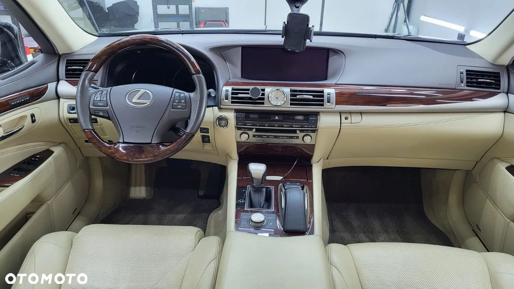 Lexus LS 460 AWD - 17