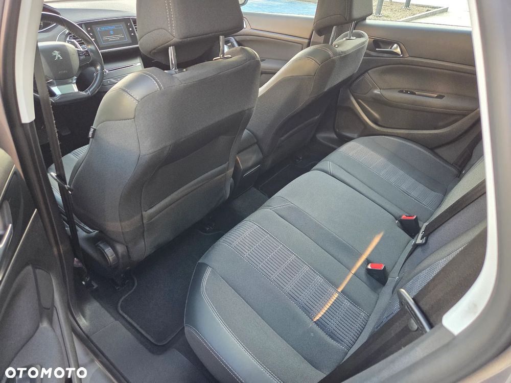 Peugeot 308 PureTech 130 GPF EAT8 Stop & Start Allure Business-Paket - 17