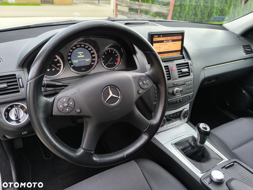 Mercedes-Benz Klasa C 180 CGI BlueEff Avantgarde - 28