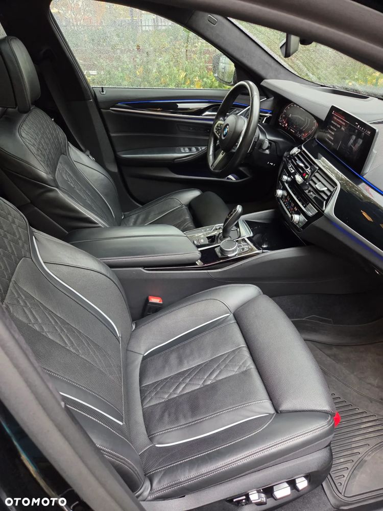 BMW Seria 5 M550i xDrive sport - 13
