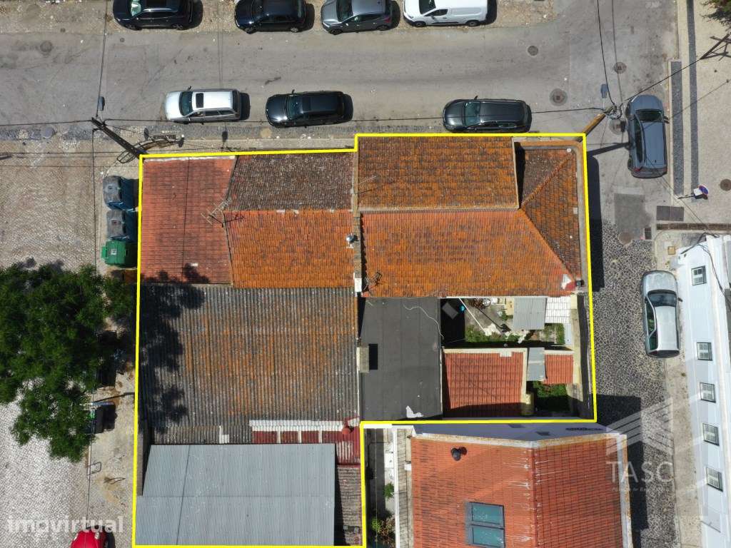 Conjunto de 4 Prédios na Trafaria Quarteirão Completo Junto à Praça... - Grande imagem: 2/36