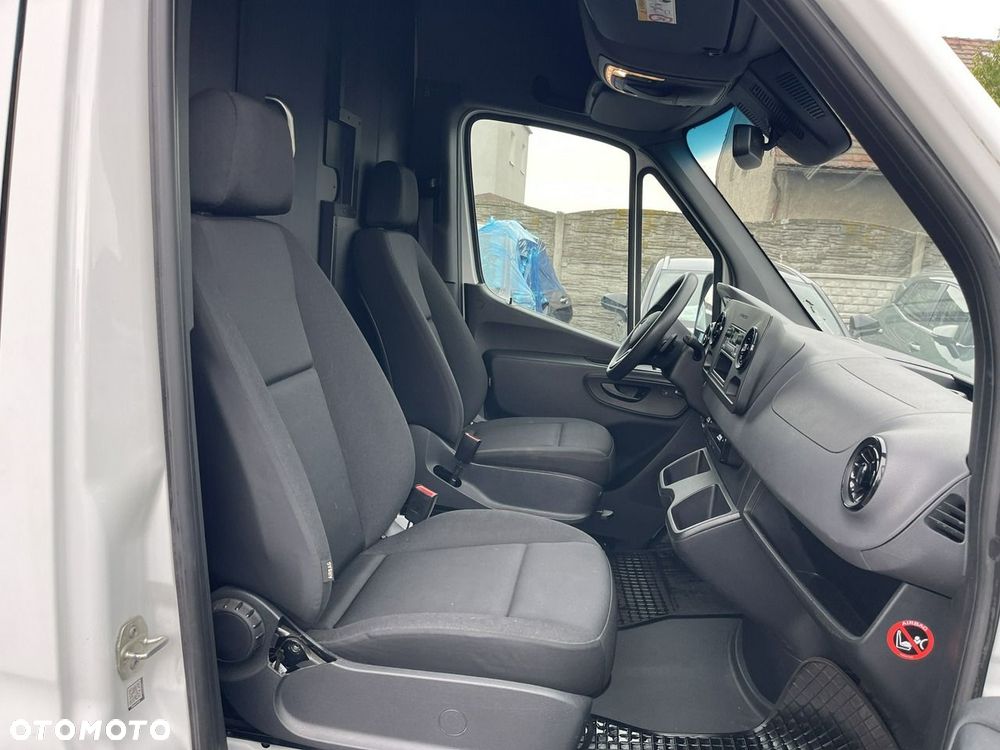Mercedes-Benz Sprinter - 13