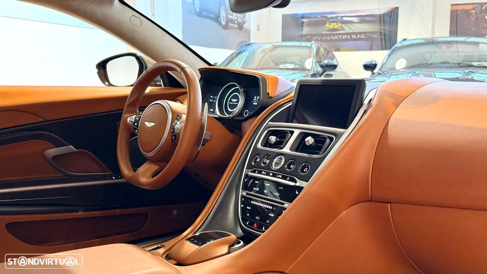 Aston Martin DB11 Coupé - 22