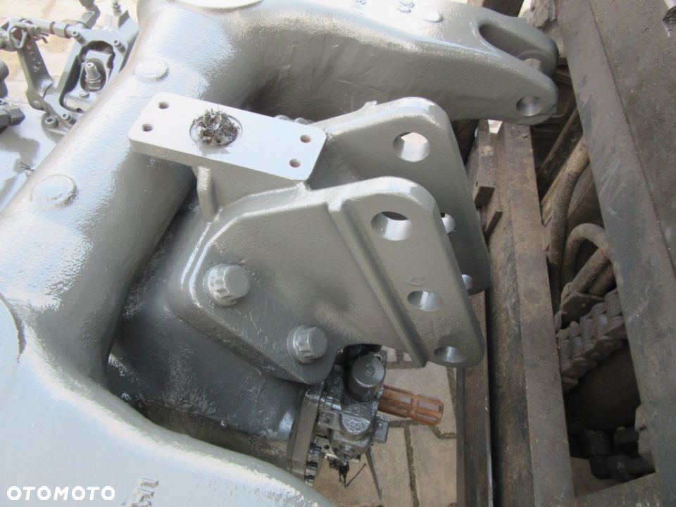 Zaczep śruby łącznika centralnego Massey Ferguson 5710 5711 5712 5713 SL - 1