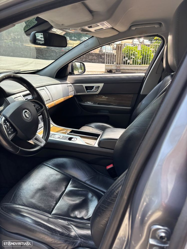 Jaguar XF Sportbrake 2.2 D Luxury - 9