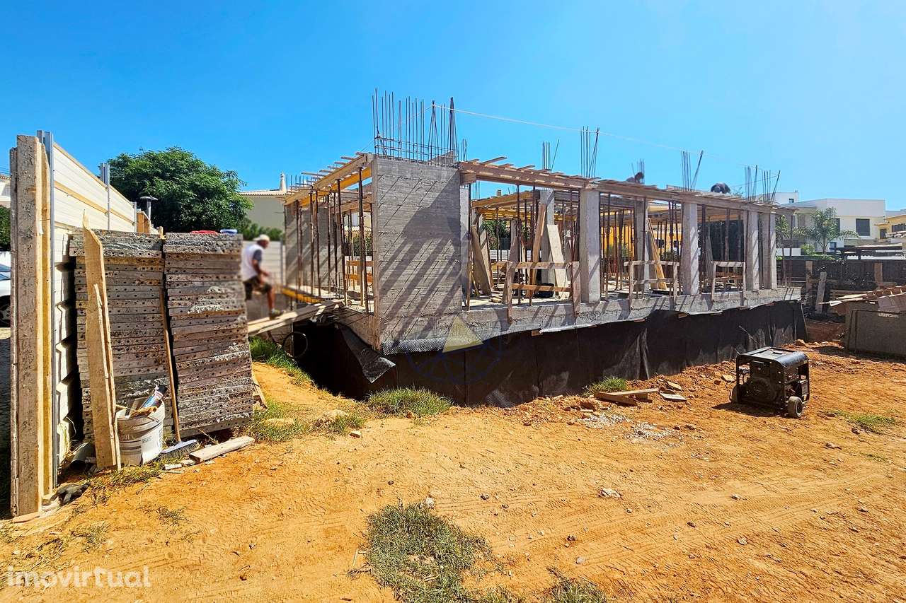 Moradia Contemporânea com 3 quartos e um escritório, em construção - Grande imagem: 2/29