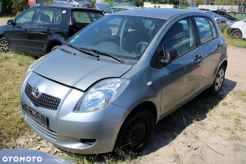 Toyota Yaris II XP90 2006 1.0VVTI 1KR-FE HB5d (MASKA, ZDERZAK, LAMPA, BŁOTNIK, DRZWI, SZYBA, FOTEL) - 3