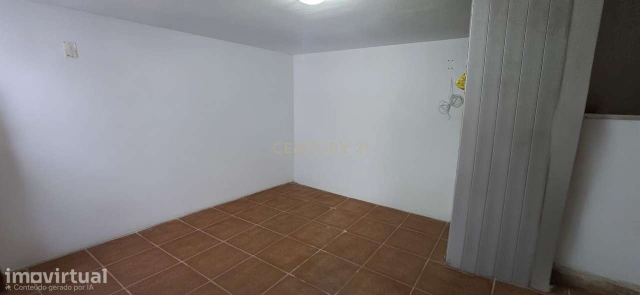 Moradia com potencial para 2 habitações | Investimento | Ribeira Quent - Grande imagem: 2/17