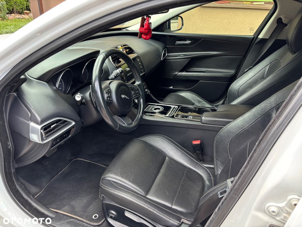 Jaguar XE 2.0 D Prestige - 9
