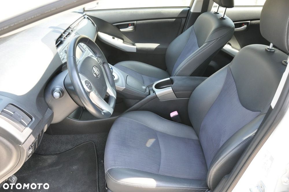 Toyota Prius (Hybrid) Executive - 9
