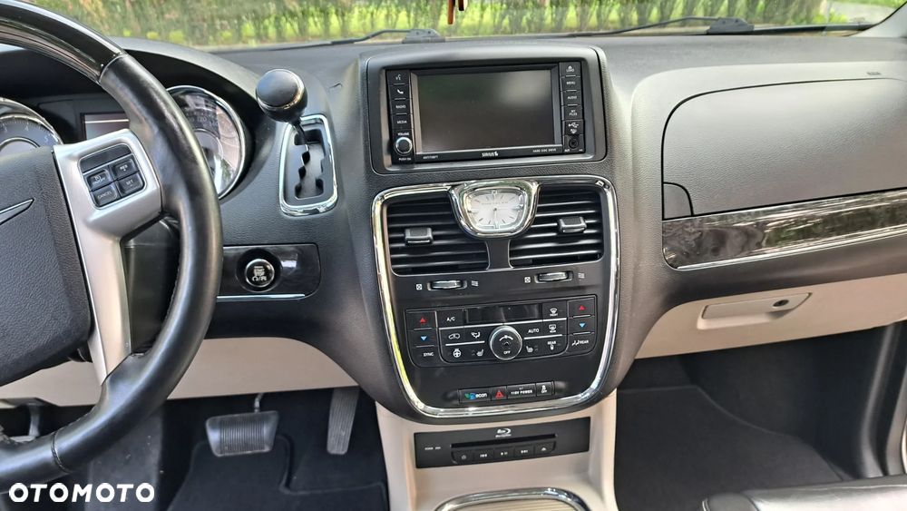 Chrysler Town & Country 3.6 Limited - 17