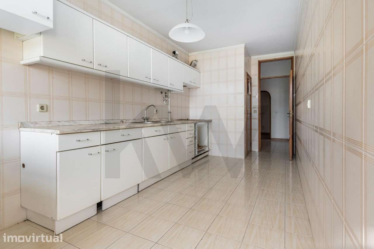 Apartamento T3 com Duas Frentes Garagem Fechada e Arrumos em São Vítor - Grande imagem: 2/31
