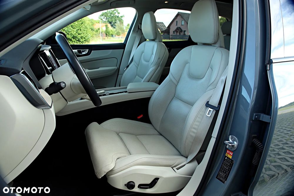 Volvo XC 60 B4 D AWD Plus Dark - 17