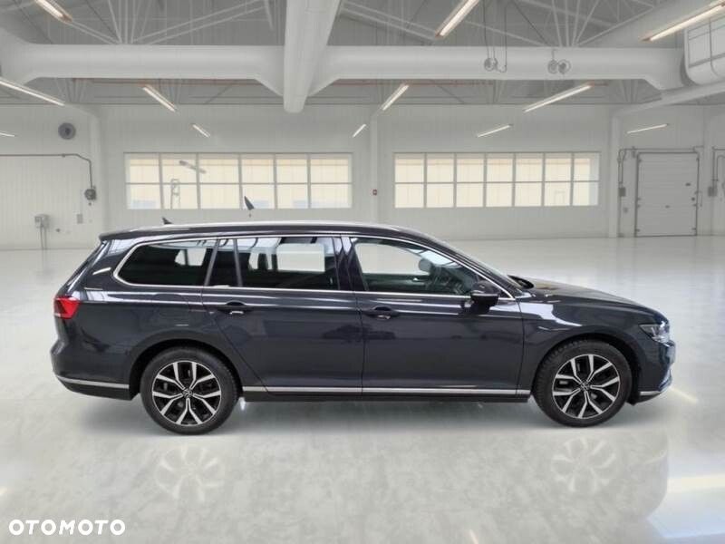 Volkswagen Passat - 1