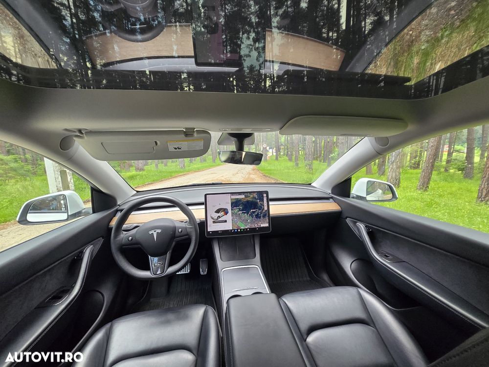 Tesla Model Y - 8