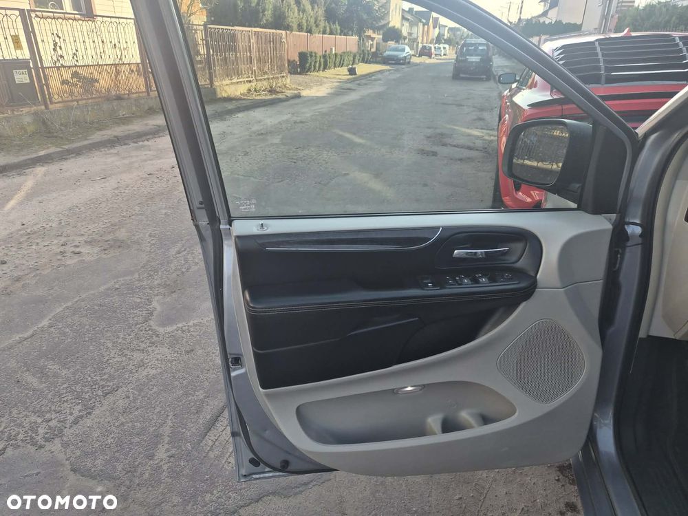 Chrysler Town & Country 3.6 Limited - 30