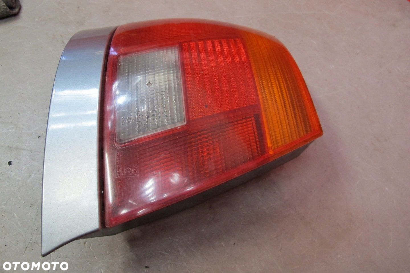 AUDI A4 B5 8D2 94-98 SEDAN LAMPA LEWA TYŁ TLYNA LISTWA - 3