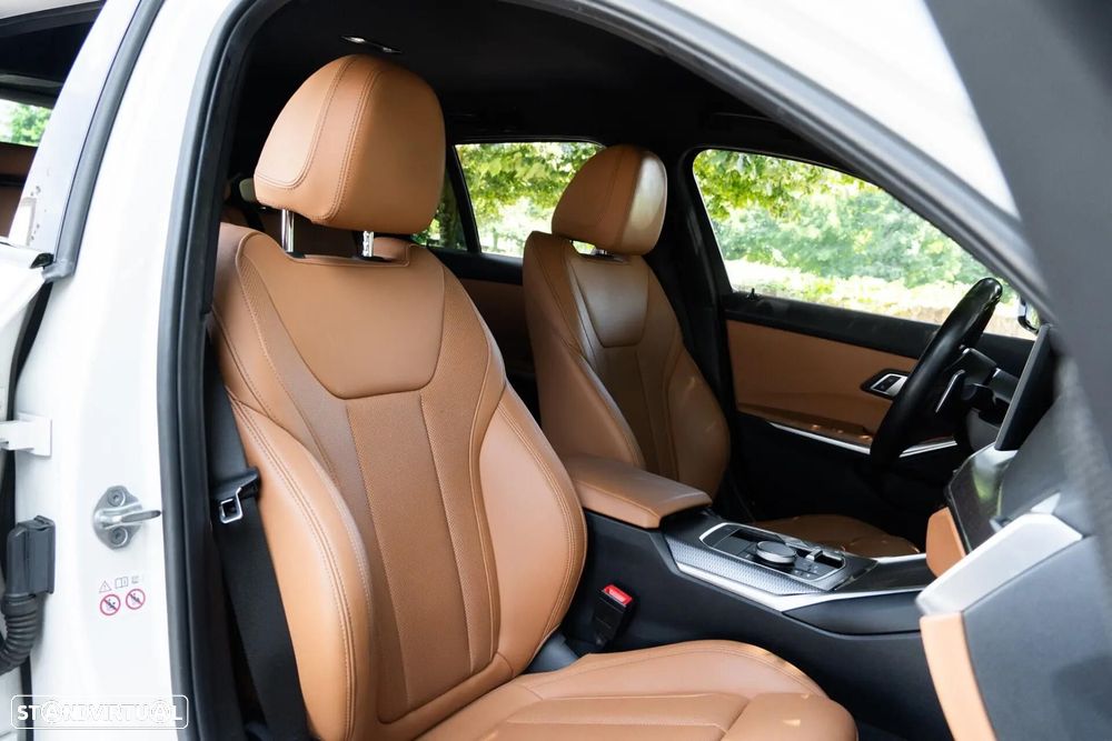 BMW 318 d Pack Desportivo M Pro Auto - 9