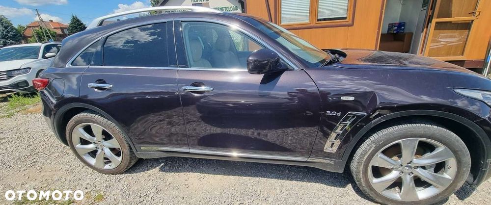 Infiniti QX70 - 18